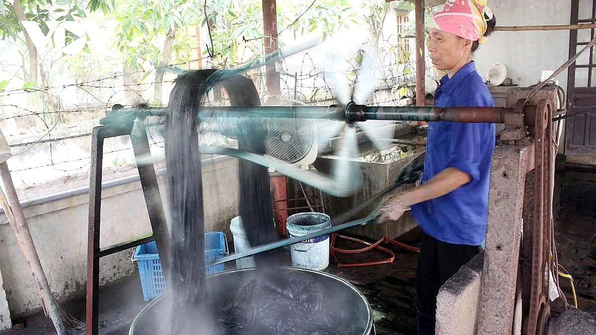 Although Nha Xa silk today features additional patterned designs woven directly from templates with a wide variety of beautiful motifs, the traditional dyeing and drying techniques are still maintained, creating vibrant and colourful silk fabrics.