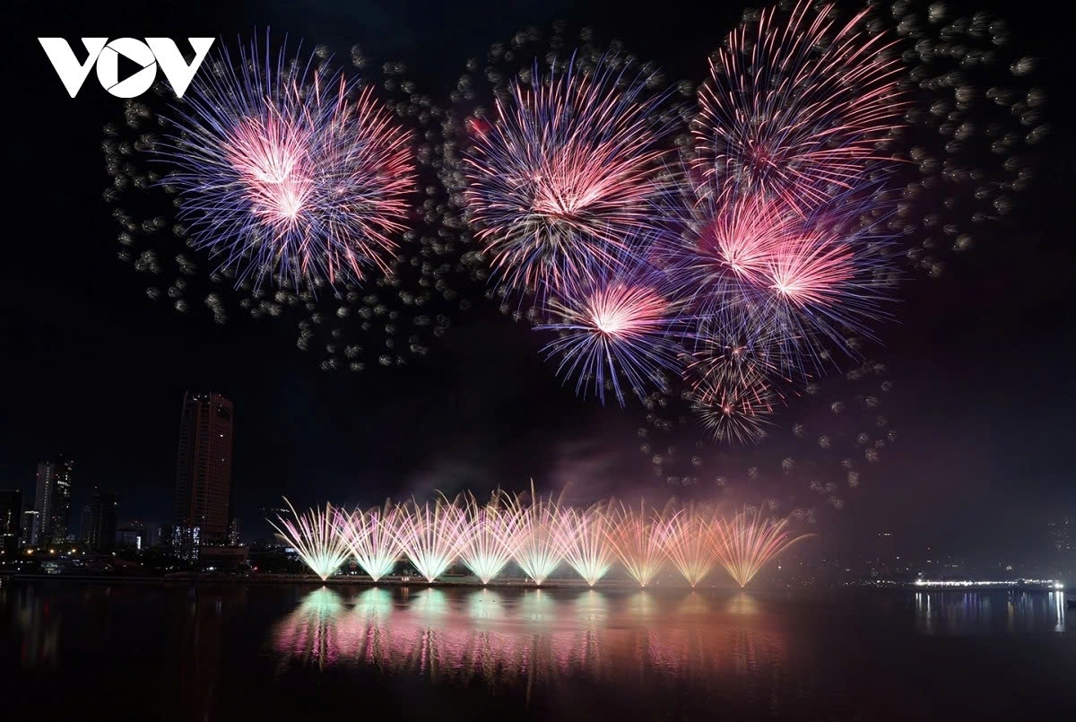 It is truly a night of visual splendor and cross-cultural harmony when the Canadian team offer a dreamy cosmic journey, and the Chinese team bring cultural storytelling to life in light.