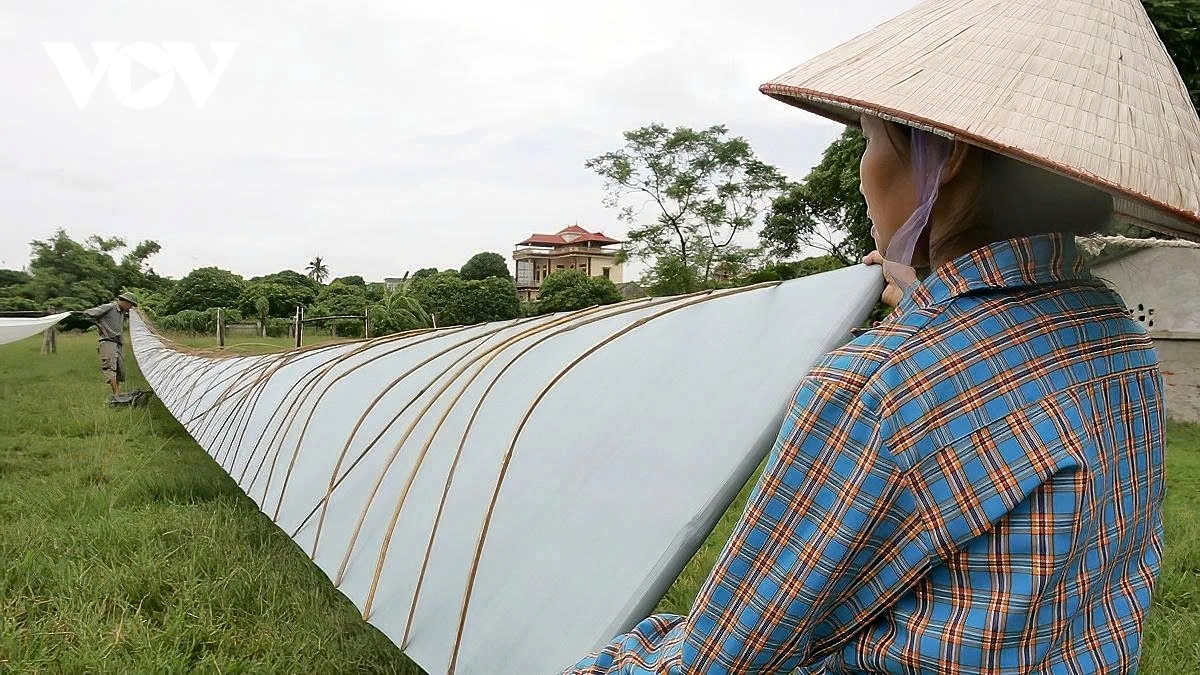 A trip to the village gives visitors the chance to see both traditional and modern weaving methods in action by listening to the rhythmic hum of looms at full swing during peak hours.