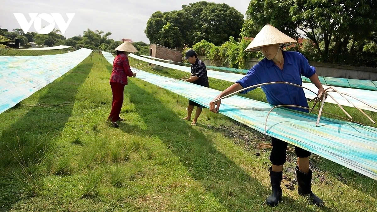 Visiting workshops, visitors can try weaving or dyeing with natural ingredients themselves, and speak directly with skilled local artisans.