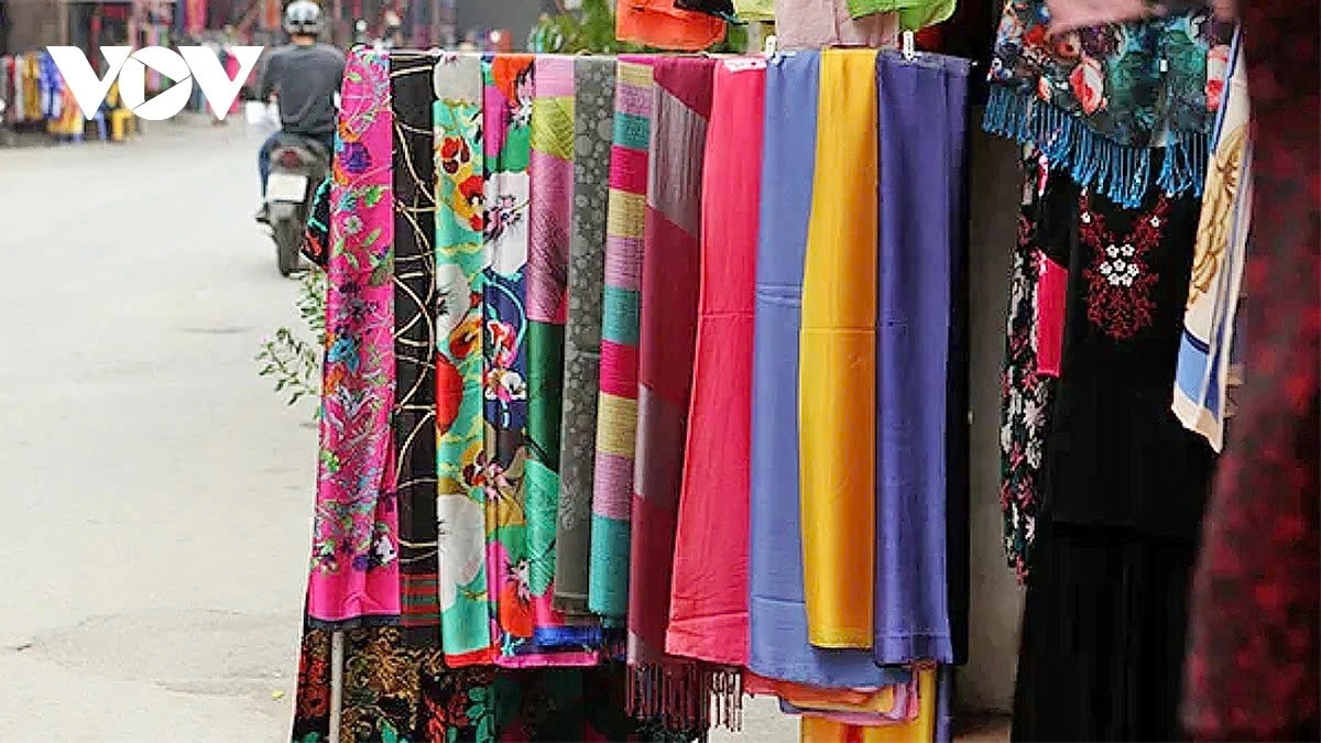 Nha Xa is one of the four traditional silk weaving villages that have shaped the Vietnamese silk brand, alongside Van Phuc Silk Village in Ha Dong (Hanoi), Tan Chau Silk Village (An Giang), and Duy Xuyen Silk Village in Hoi An (Quang Nam).