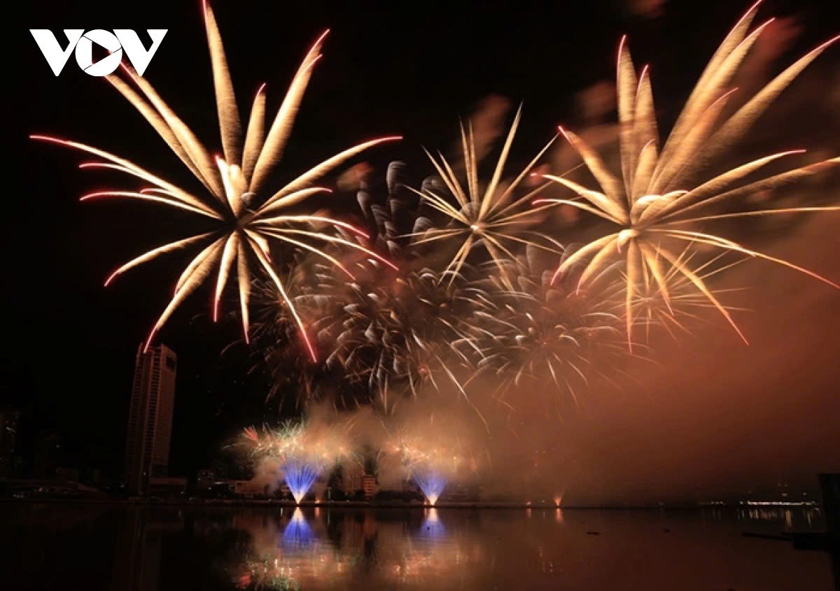 In a three-part symphony of light, Orion Fireworks take spectators on an interstellar voyage, with fireworks that glided like shooting stars, spiraled gracefully, and climaxed in a radiant crescendo of red, gold, and green.