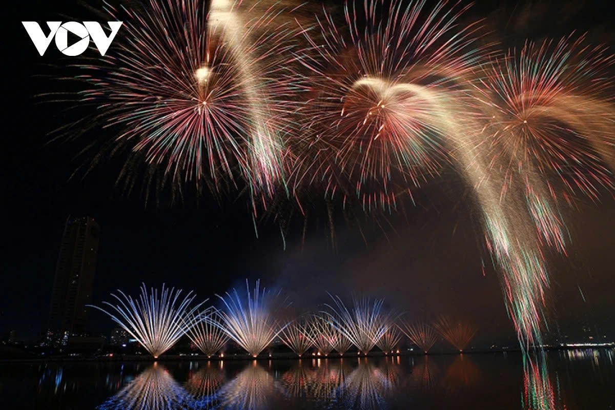 With a modern flair and dramatic highlights, Canada’s display transports viewers on an enchanting journey through the stars.