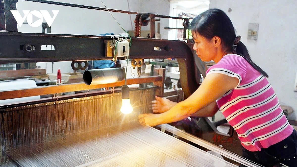 An owner of a weaving and dyeing workshop in Nha Xa shares that traditional looms have gradually been replaced by industrial weaving machines.