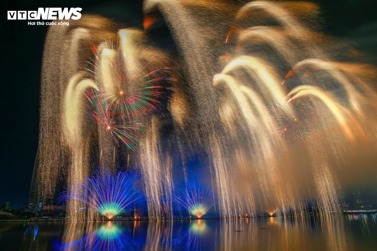 The fireworks unfold in soft layers, resembling stars, with some falling like meteors, others spinning like orbiting constellations. The crescendo comes with simultaneous bursts of red, gold, and green, simulating a powerful cosmic explosion. (Photo: VTC)