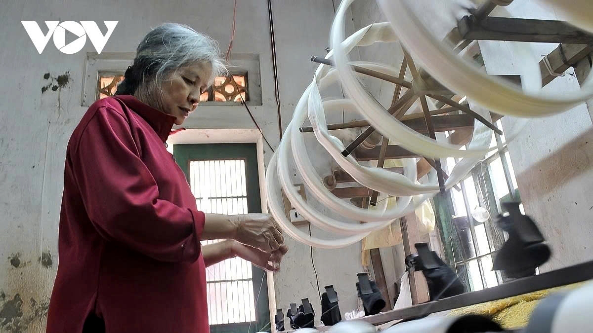 However, the stages of silk making, reeling, and dyeing are still carried out using traditional manual methods.