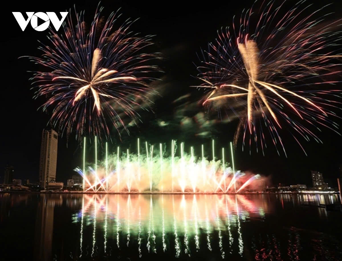 True to their status as the 2024 DIFF runners-up, the Chinese team demonstrate their artistry with multi-dimensional, colour-changing fireworks that move with the fluidity and vibrancy of a living myth.
