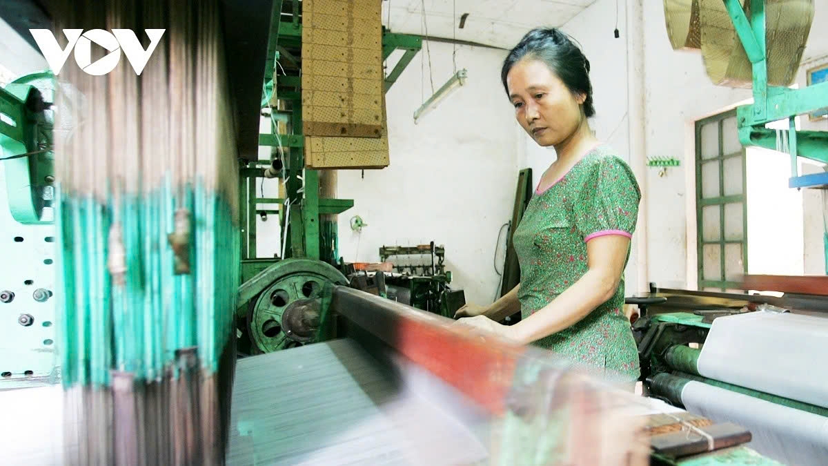 While no longer fully self-contained, the village now imports silk threads, often from Lam Dong or elsewhere, and focuses on weaving, dyeing, and finishing.