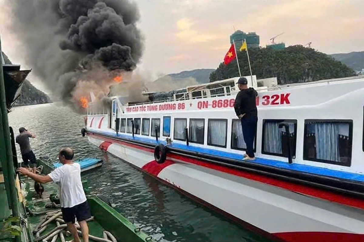 A high-speed motorised boat catches fire en route for refuelling in Quang Ninh province. (Photo: thanhnien.vn)