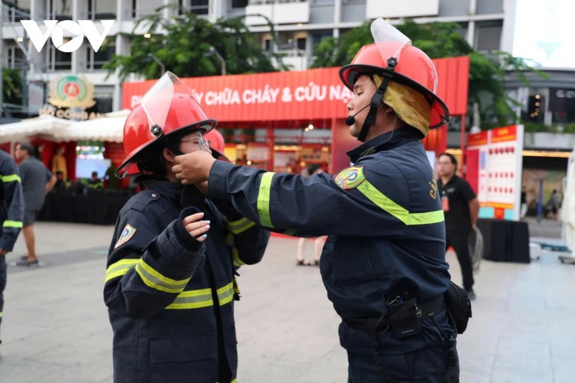 Interactive experience: A local tries acting as a firefighter on site