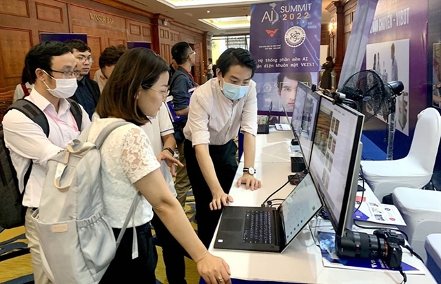 Customers take a look at an AI facial recognition software system. (Photo: qdnd.vn)