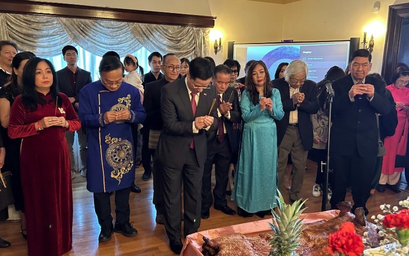 Ambassador Pham Vinh Quang and Vietnamese community representatives in Canada (Photo:VNA)