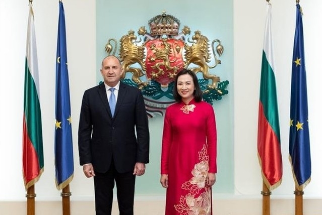 Bulgarian President Rumen Radev and Vietnamese Ambassador to Bulgaria Nguyen Thi Minh Nguyet