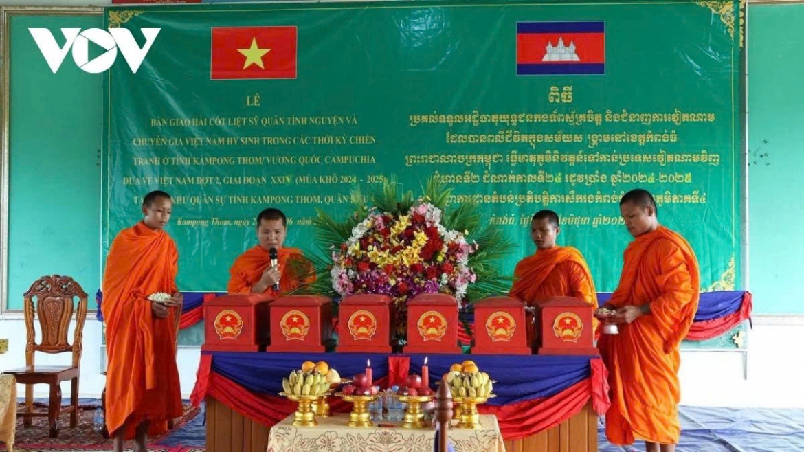 Cambodia hands over the remains of six Vietnamese volunteer soldiers