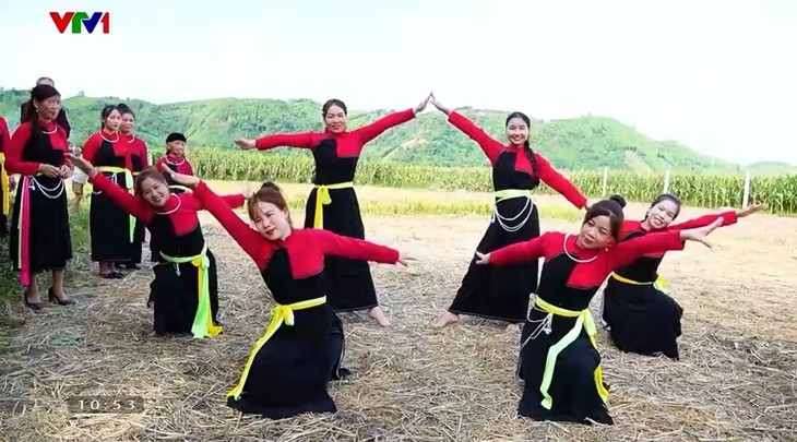 Cao Lan women in Yen Phu commune perform a folk dance. (photo: VTV1)
