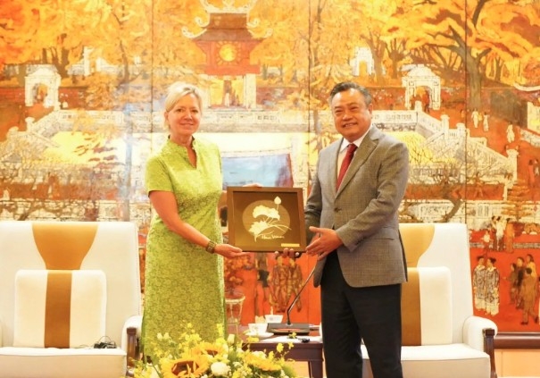 Chairman of the Hanoi People’s Committee Tran Sy Thanh presents a handcrafted lotus emblem to Mariam J. Sherman, World Bank Country Director for Vietnam, Laos, and Cambodia.( Photo:baodautu.vn)