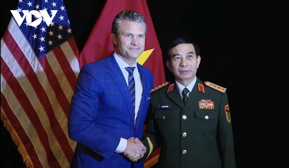 Vietnamese Defence Minister Phan Van Giang (R) meets US Defence Secretary Pete Hegseth on the sidelines of the 22nd Shangri-La Dialogue in Singapore on May 31