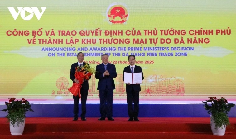 Deputy PM Nguyen Hoa Binh hands over decision on Da Nang Free Trade Zone to city leaders