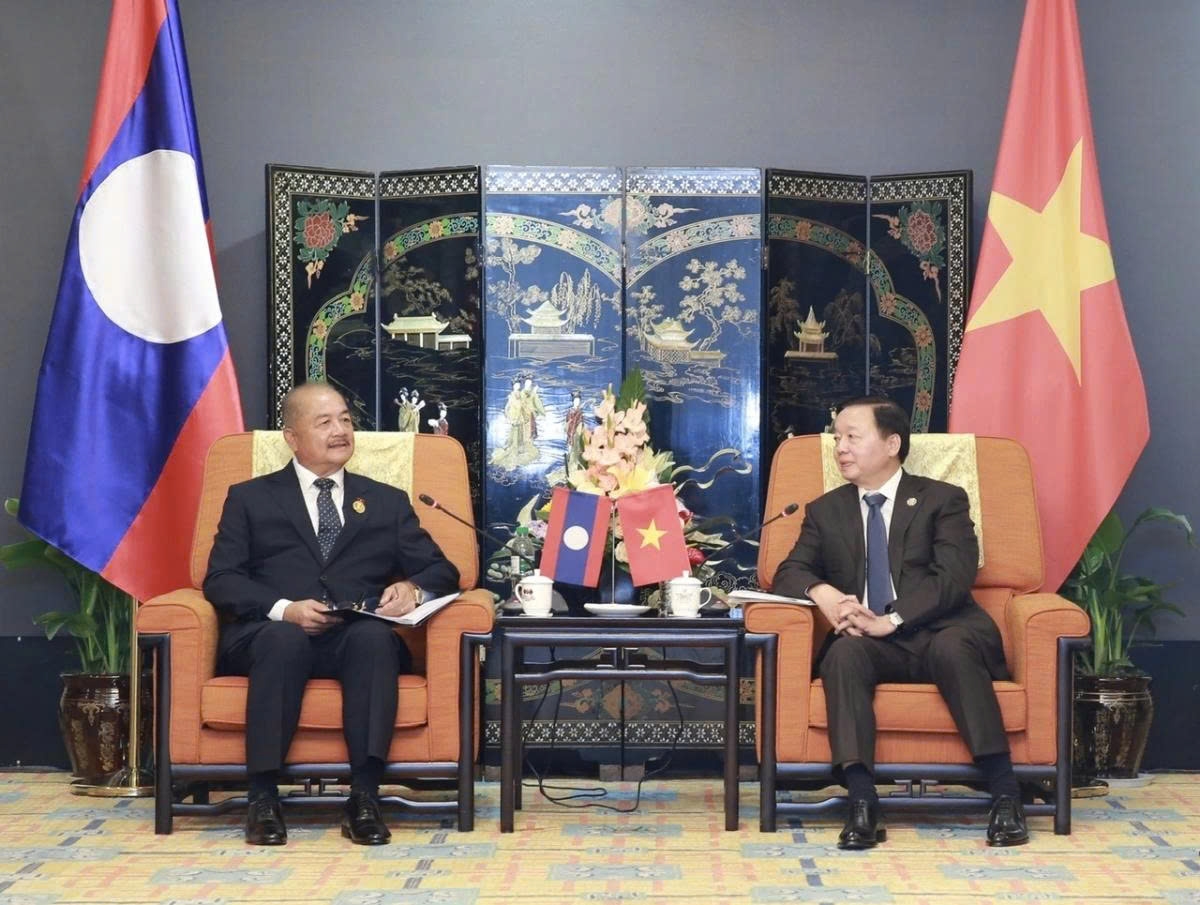 Vietnamese Deputy Prime Minister Tran Hong Ha (R) and his Lao counterpart Kikeo Khaykhamphithoune during their meeting in Kunming, China, on June 19
