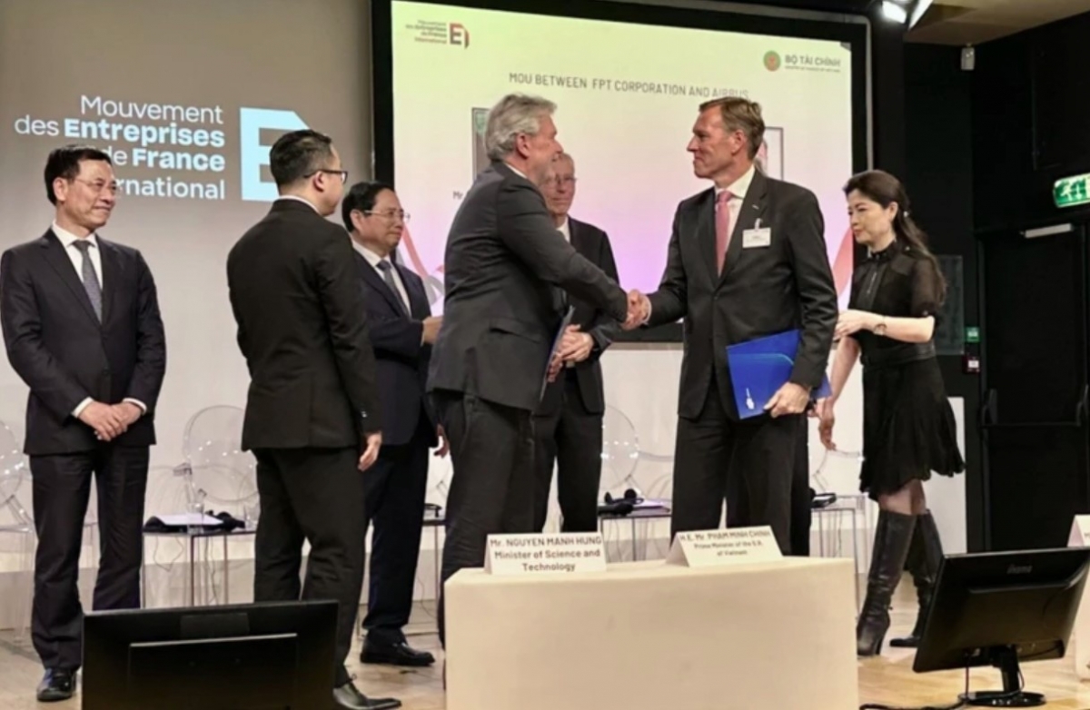 Leaders of FPT and Airbus exchange their Master Service Agreement.