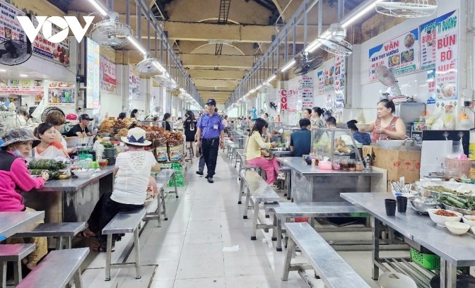Food court at Con Market draws crowds of diners