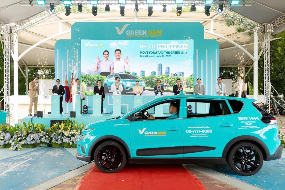 Vietnamese and Philippine officials attend the inauguration ceremony of Green GSM service in Manila, the Philippines, on June 10. (Photo: Green GSM)