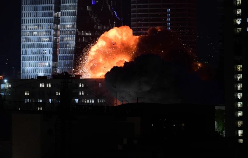A building in Tel Aviv is hit by an Iranian missile fired into Israeli territory on the evening of June 13 (Photo: XINHUA/VNA)