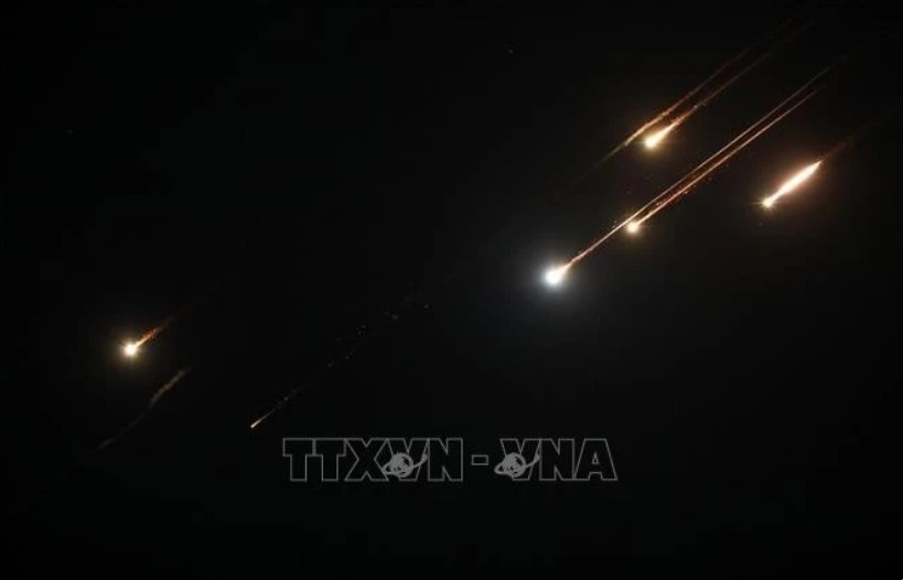 An Iranian missile is launched at the city of Hebron, in the southern West Bank on the evening of June 14. (Photo: Xinhua/VNA)