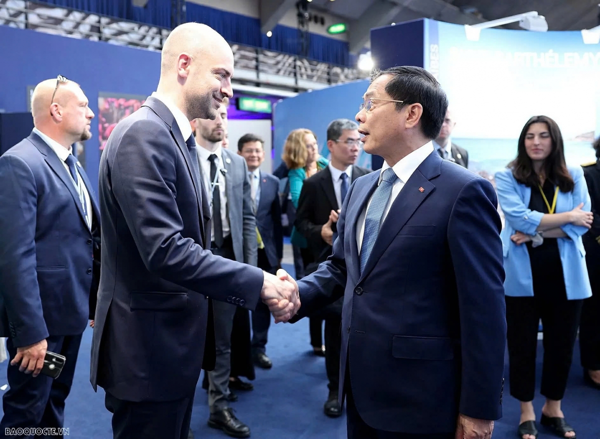French Minister for Europe and Foreign Affairs Jean-Noel Barrot (L) meets with Vietnamese Deputy Prime Minister and Minister of Foreign Affairs Bui Thanh Son in Nice, France, on June 8 on the sidelines of the third UN Ocean Conference. (Photo: MOFA)