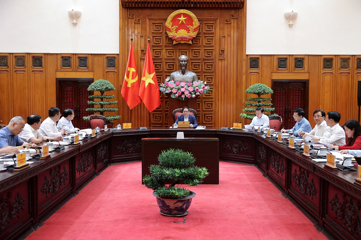 Key Government members discuss draft law on e-commerce in preparation for the June law-making session of the Government. (Photo: VGP)