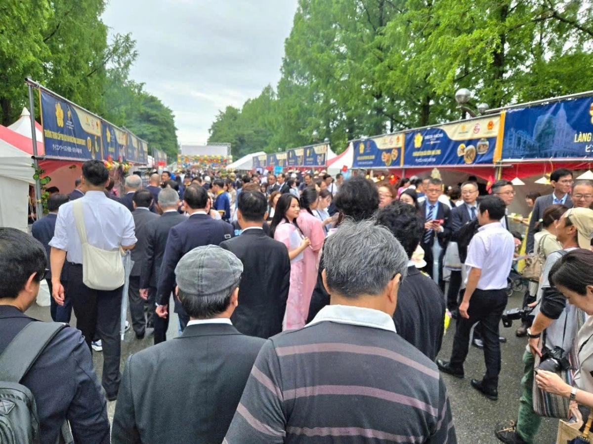 Many Japanese people converge on Tsurumi Ryokuchi Park in Osaka city to sample Vietnamese signature dishes on June 14. (Photo: thanhnien.vn)