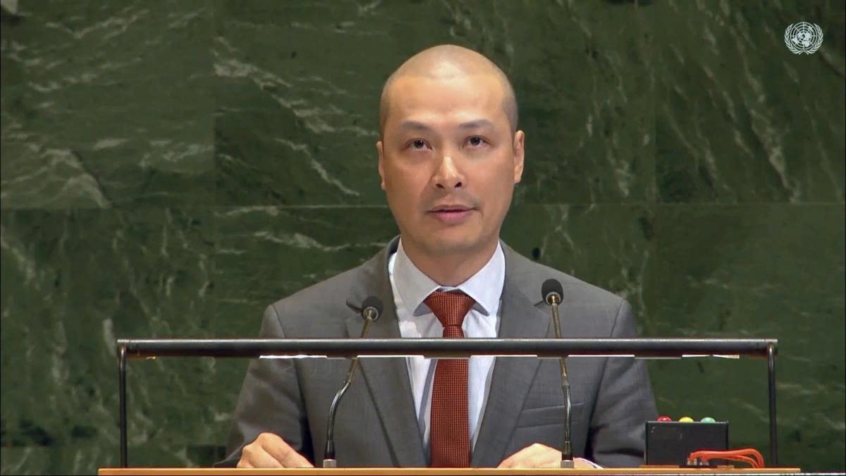 Minister Counselor Nguyen Hoang Nguyen addresses the Emergency Special Session of the UN General Assembly