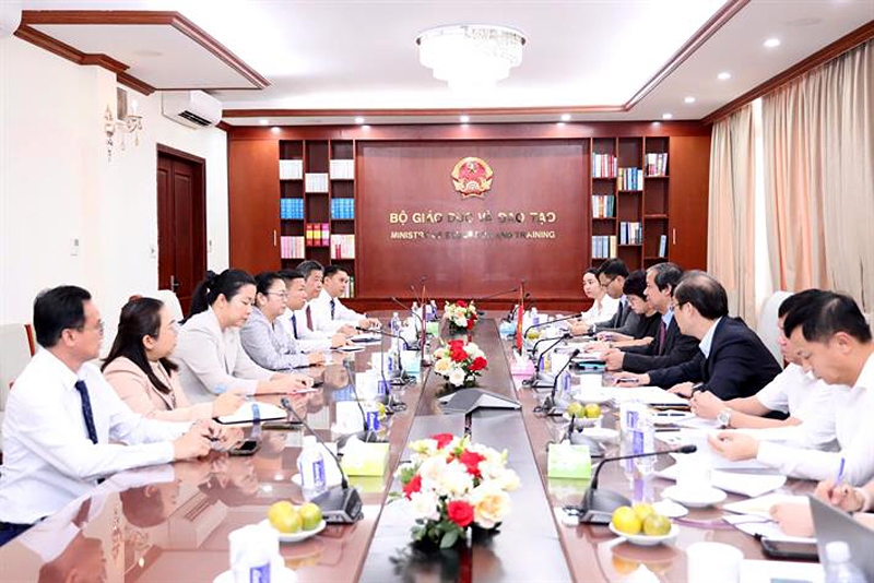 Minister of Education and Training Nguyen Van Son and Lao Ambassador to Vietnam Khamphao Ernthavanh during their working session in Hanoi on June 2. (Photo: MoET)