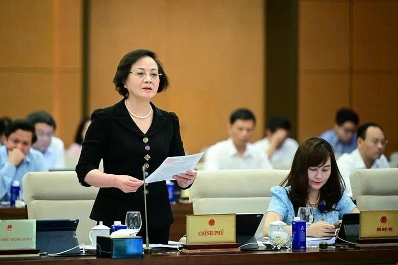 Minister of Home Affairs Pham Thi Thanh Tra presents the Government's provincial-level reorganisation plan at the ongoing sitting of the National Assembly Standing Committee in Hanoi on June 5