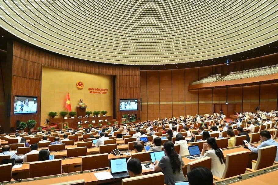 National Assembly deputies discuss a draft resolution on the establishment of an international financial centre in Vietnam