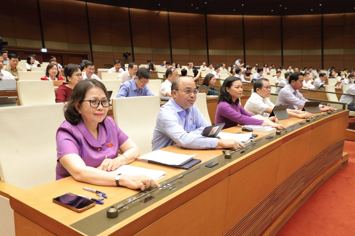 National Assembly deputies press the button to pass the amended Law on Special Consumption Tax in Hanoi on June 14. (Photo: quochoi.vn)