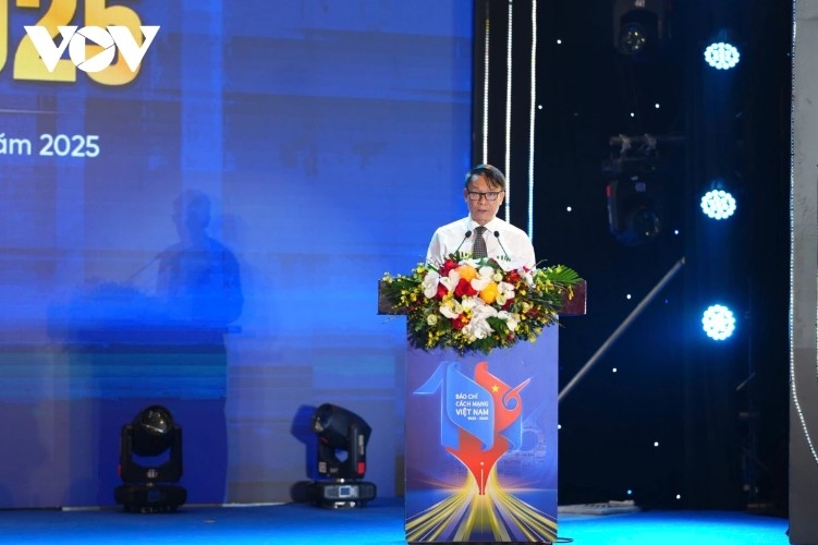 Nguyen Duc Loi, Permanent Vice Chairman of the Vietnam Journalists Association and Standing Vice Chairman of the National Press Awards Council, speaks at the closing ceremony.