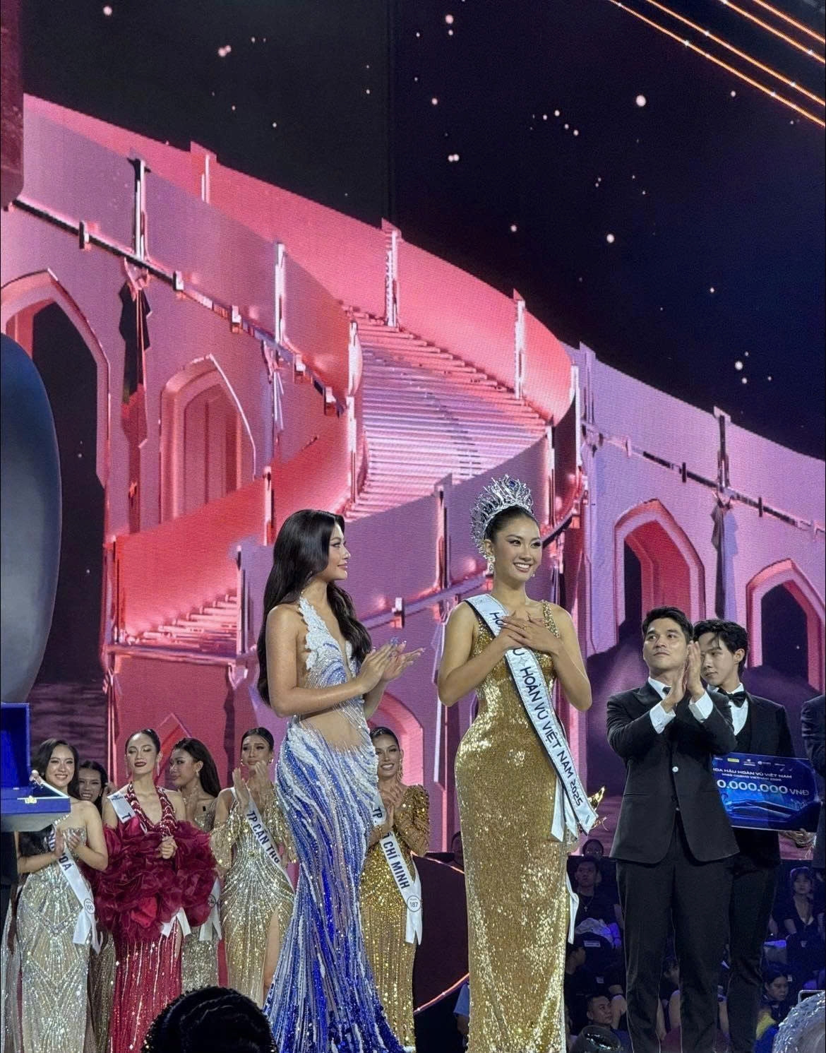 Nguyen Hoang Phuong Linh, a model hailing from Ho Chi Minh City, has been crowned Miss Cosmos Vietnam 2025