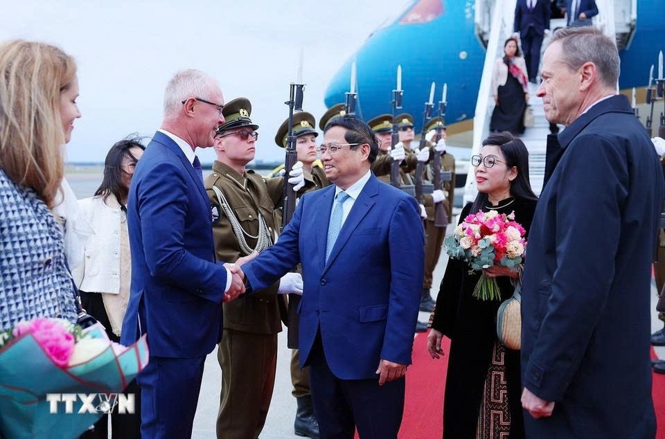 Vietnamese Prime Minister Pham Minh Chinh and his spouse arrive at Lennart Meri Tallinn Airport on June 5 morning, beginning a working visit to Estonia at the invitation of Prime Minister Kristen Michal. (Photo: VNA)