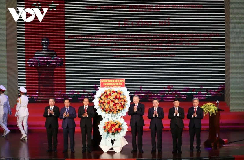 Party and State leaders present congratulatory flowers at the ceremony
