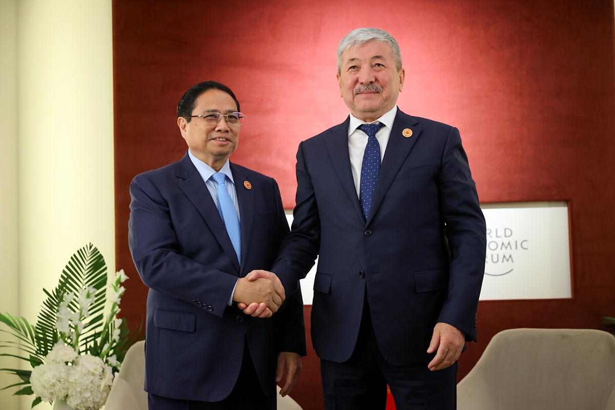 Vietnamese Prime Minister Pham Minh Chinh (L) and Kyrgyz Prime Minister Adylbek Kasimalyev during their meeting in Tianjin, China, on June 25. (Photo: VGP)