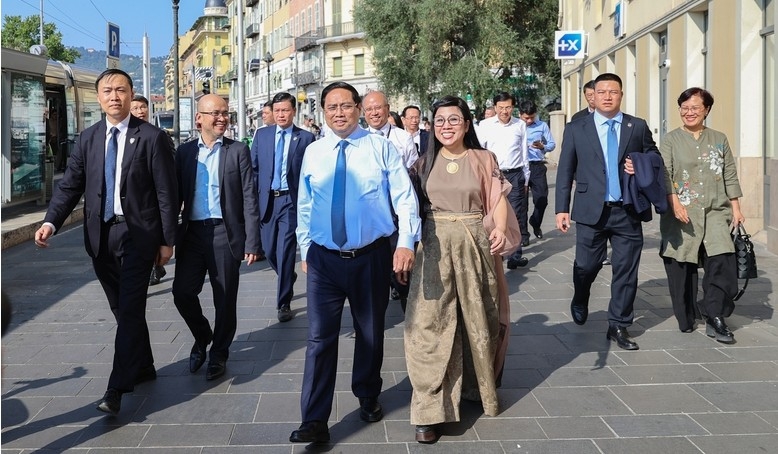Prime Minister Pham Minh Chinh and his spouse visit the old quarter of Nice (Photo:VGP)