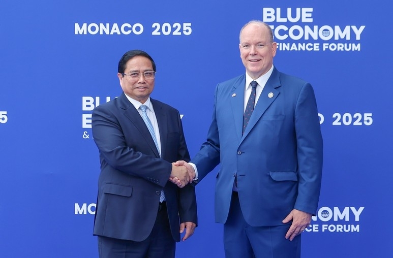 Prince Albert II of Monaco welcomes Prime Minister Pham Minh Chinh to the Blue Economy and Finance Forum at UNOC 3 (Photo: VGP)