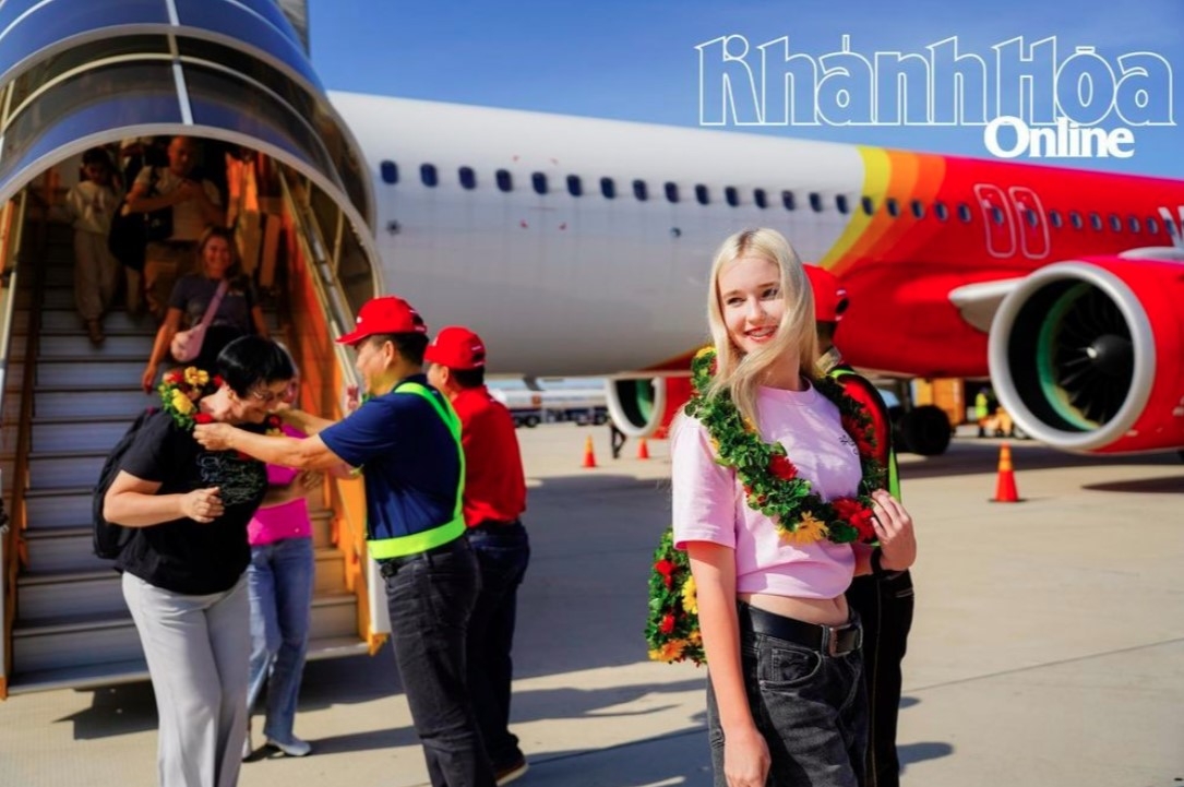 VietJet's first direct flight brings passengers from Vladivostok, Russia, to Khanh Hoa province, Vietnam, on June 15. (Photo: baokhanhhoa.vn)