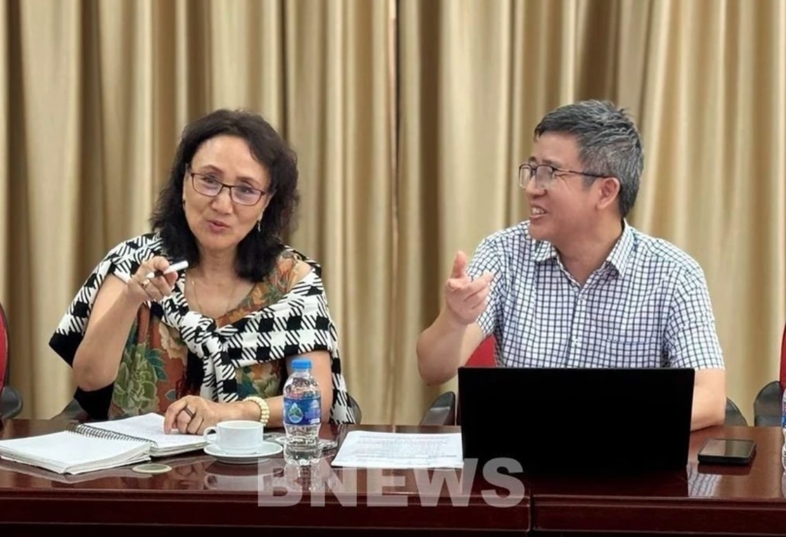 Bagie Sherchand, Director of Strategic Partnerships and Alliances at the National Cooperative Business Association – CLUSA International (left) and Ngo Xuan Nam, Deputy Director of the Vietnam Sanitary and Phytosanitary Notification Authority and Enquiry Point at a working session in Hanoi on June 5.