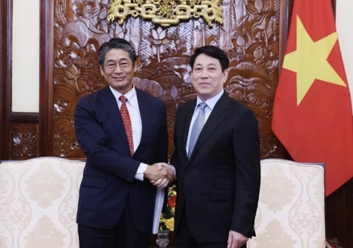 State President Luong Cuong (R) hosts a reception for Japanese Ambassador to Vietnam Ito Naoki in Hanoi on June 6. (Photo: VNA)