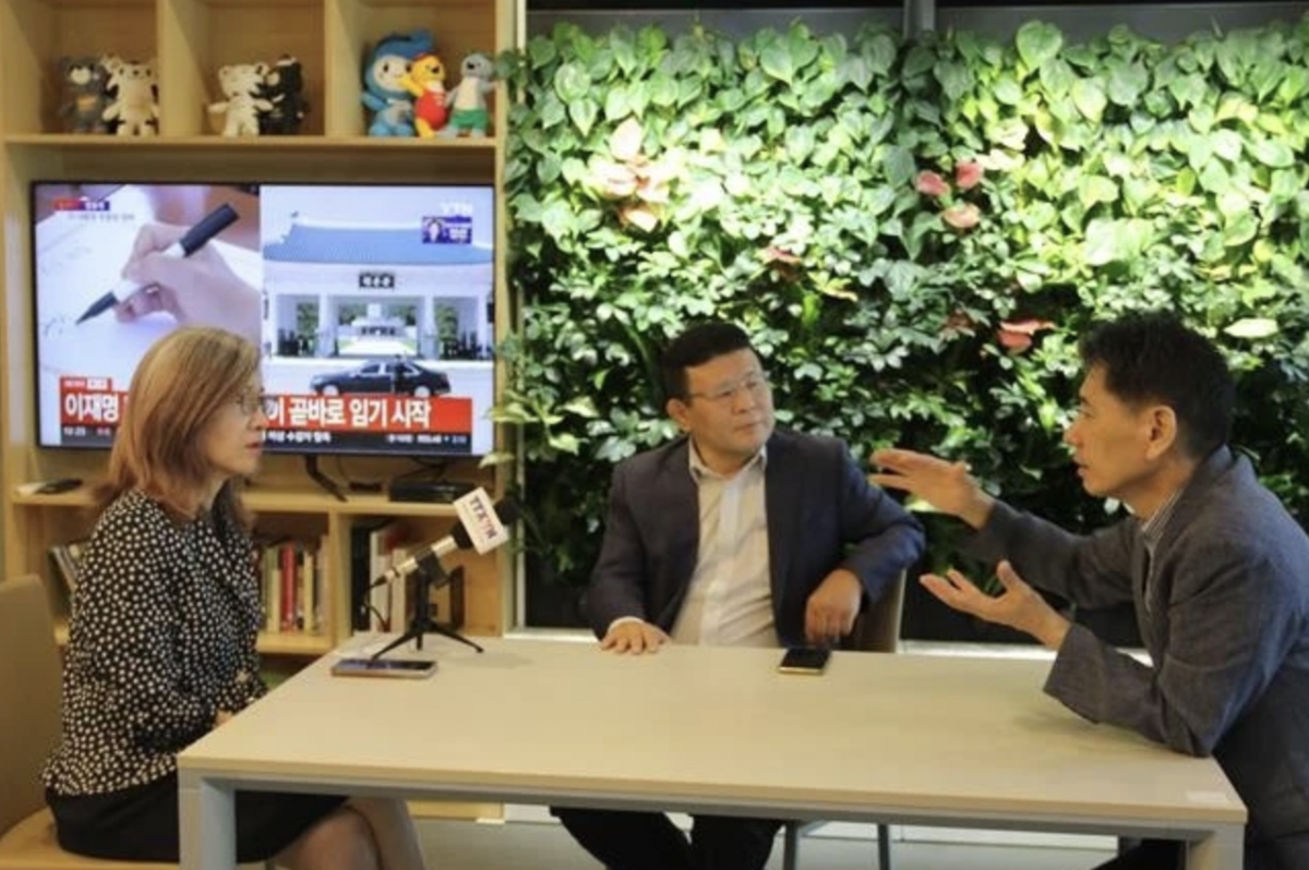 Kwon Hyuk Min (C) speaks with a VNA correspondent in the Republic of Korea about Viet Nam–RoK relations. (Photo: VNA)