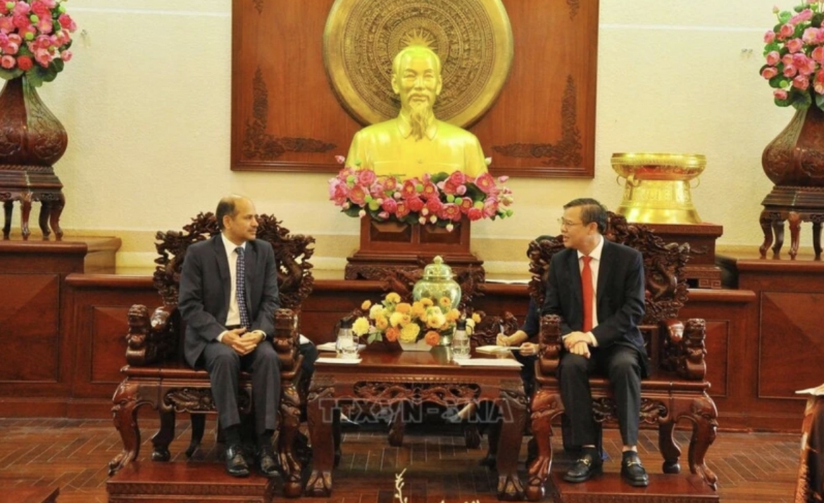 Chairman of the People’s Committee of Can Tho city Truong Canh Tuyen holds talks with Indian Ambassador to Vietnam Sandeep Arya on June 17. (Photo: VNA)