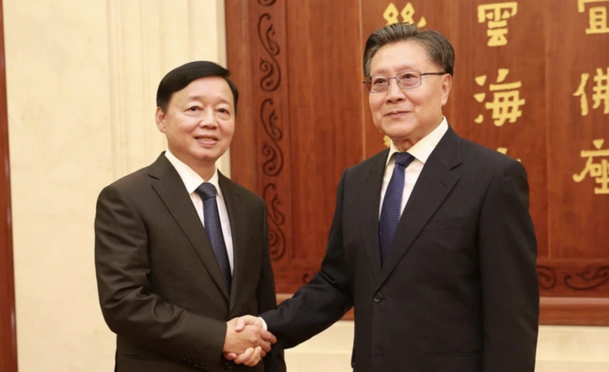 Deputy Prime Minister Tran Hong Ha (L) and Wang Dongming, Vice Chairman of the Standing Committee of the National People's Congress of China. (Photo: VNA)