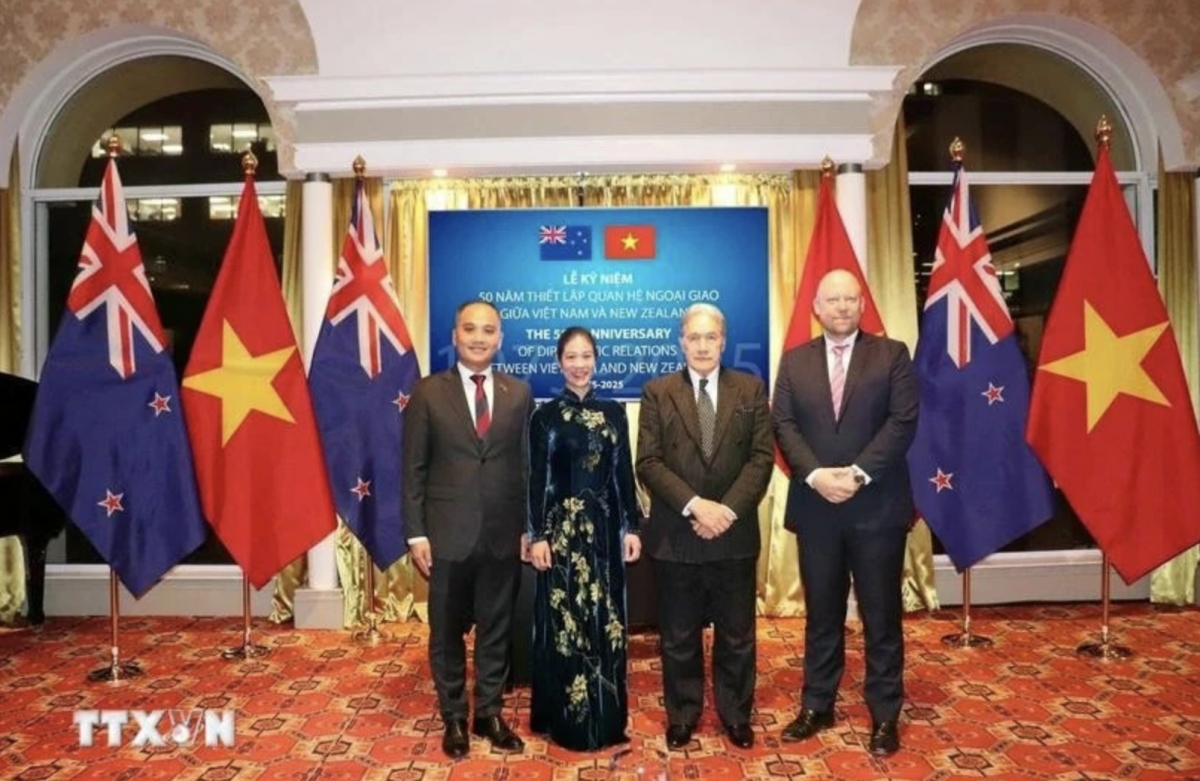 Vietnamese Ambassador to New Zealand Phan Minh Giang (left) and his spouse pose for a photo with New Zealand Minister of Foreign Affairs Winston Peters and Deputy Minister of Foreign Affairs Grahame Morton at the celebration ceremony. (Photo: VNA)